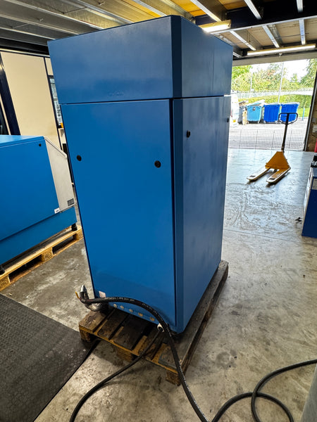 Airlink engineers load-testing a Boge C20F to 10 bar across its speed range